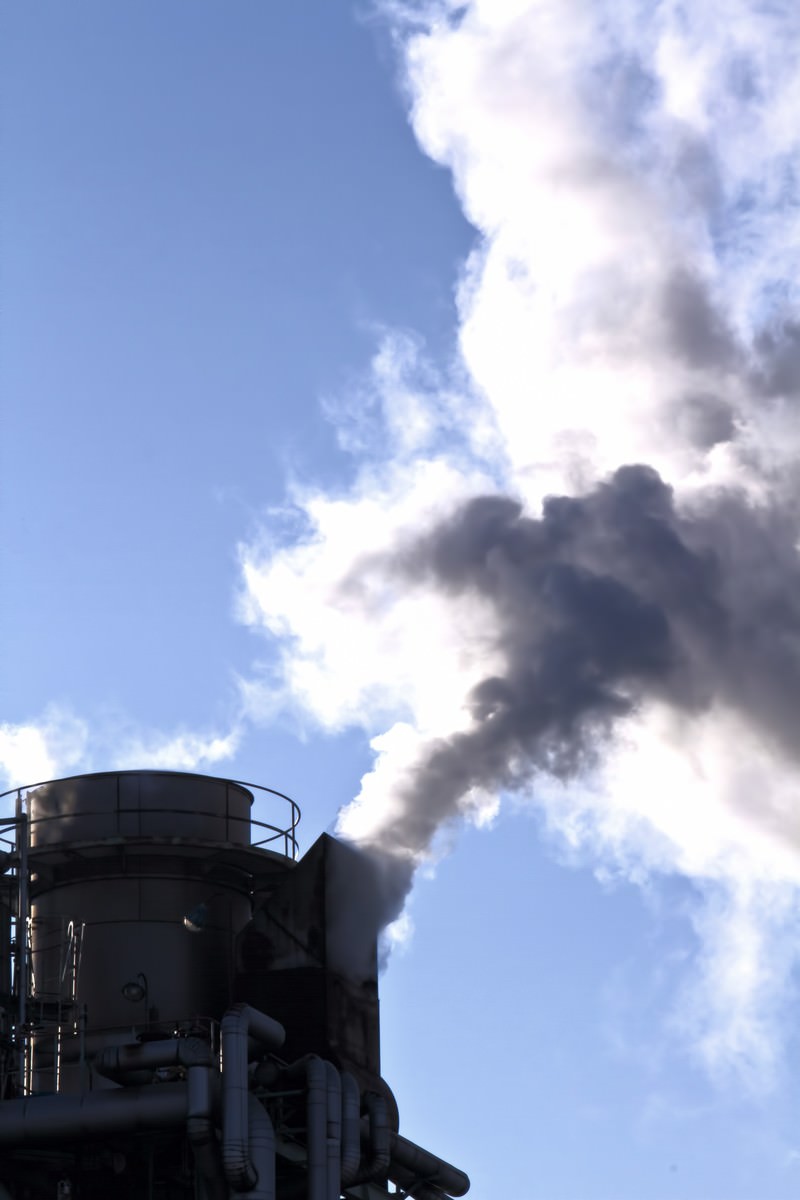 「工場から出る水蒸気のような煙」の写真