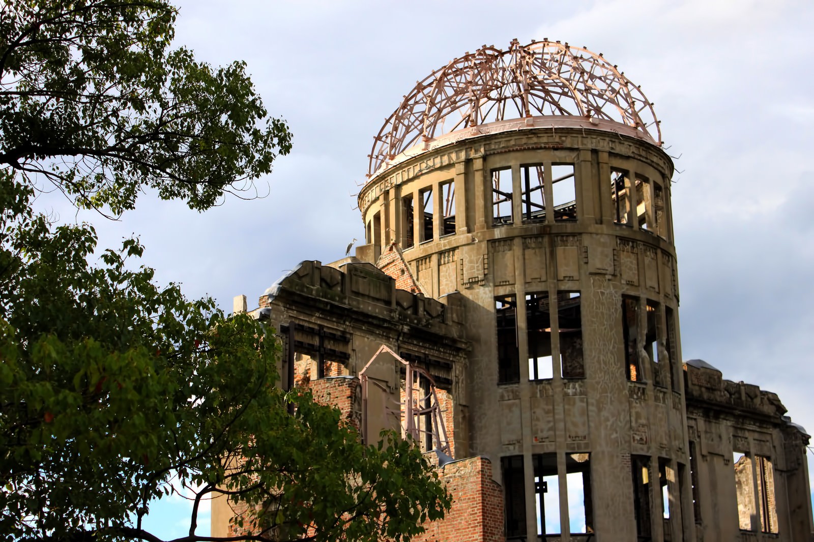 「夕日を背に受ける原爆ドーム夕日を背に受ける原爆ドーム」のフリー写真素材を拡大