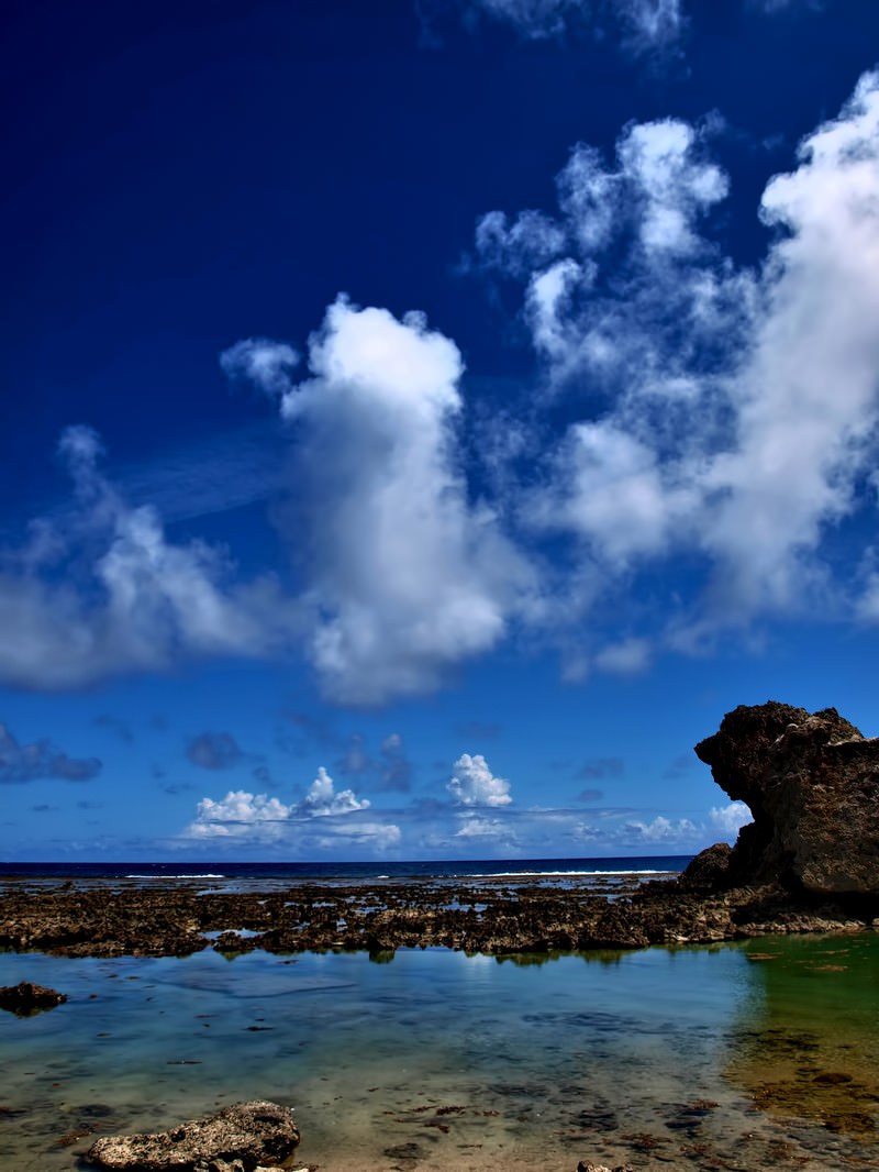 「沖縄の透き通る海と青い空 | フリー素材のぱくたそ」の写真