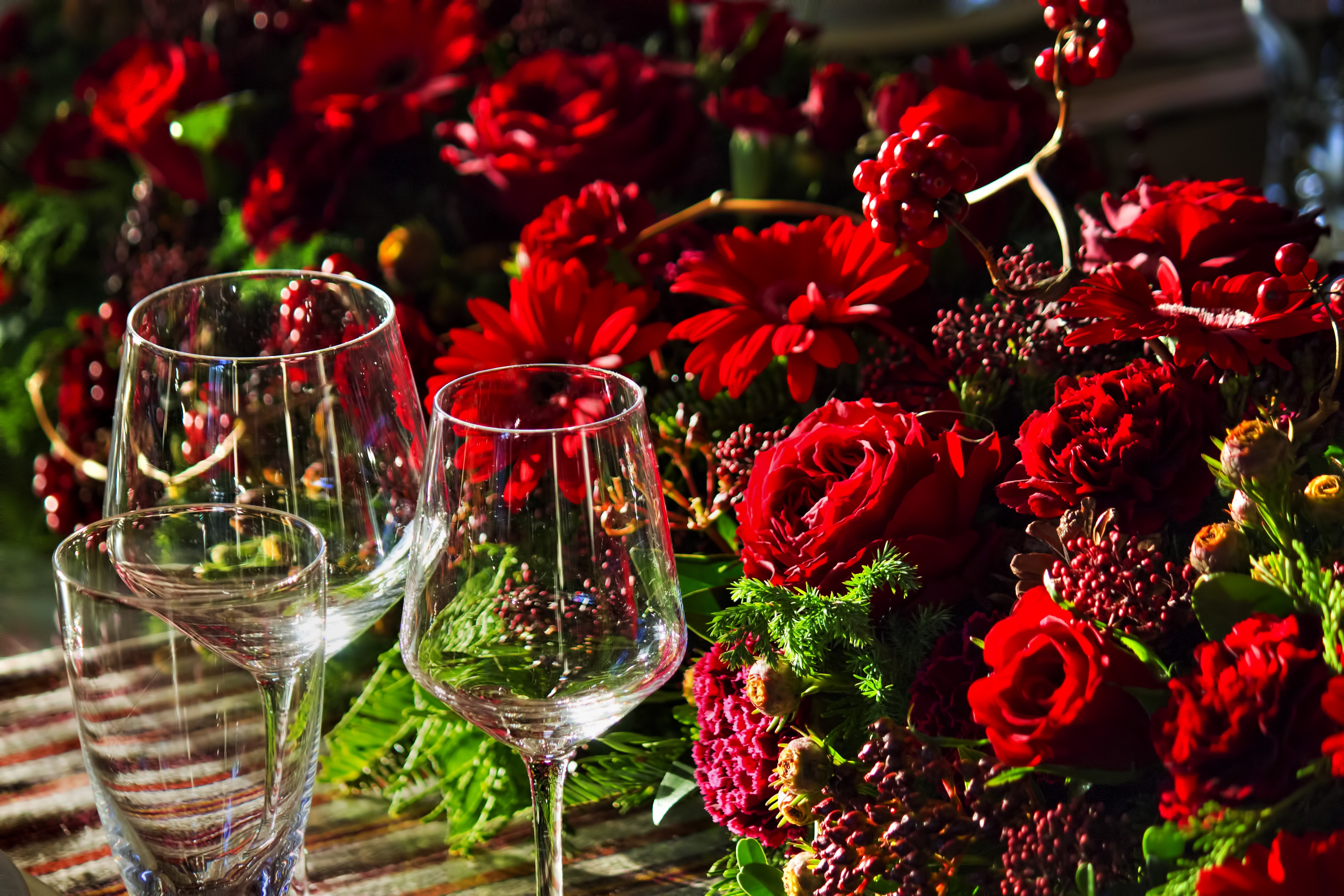 赤い薔薇とワイングラスの写真素材 ぱくたそ