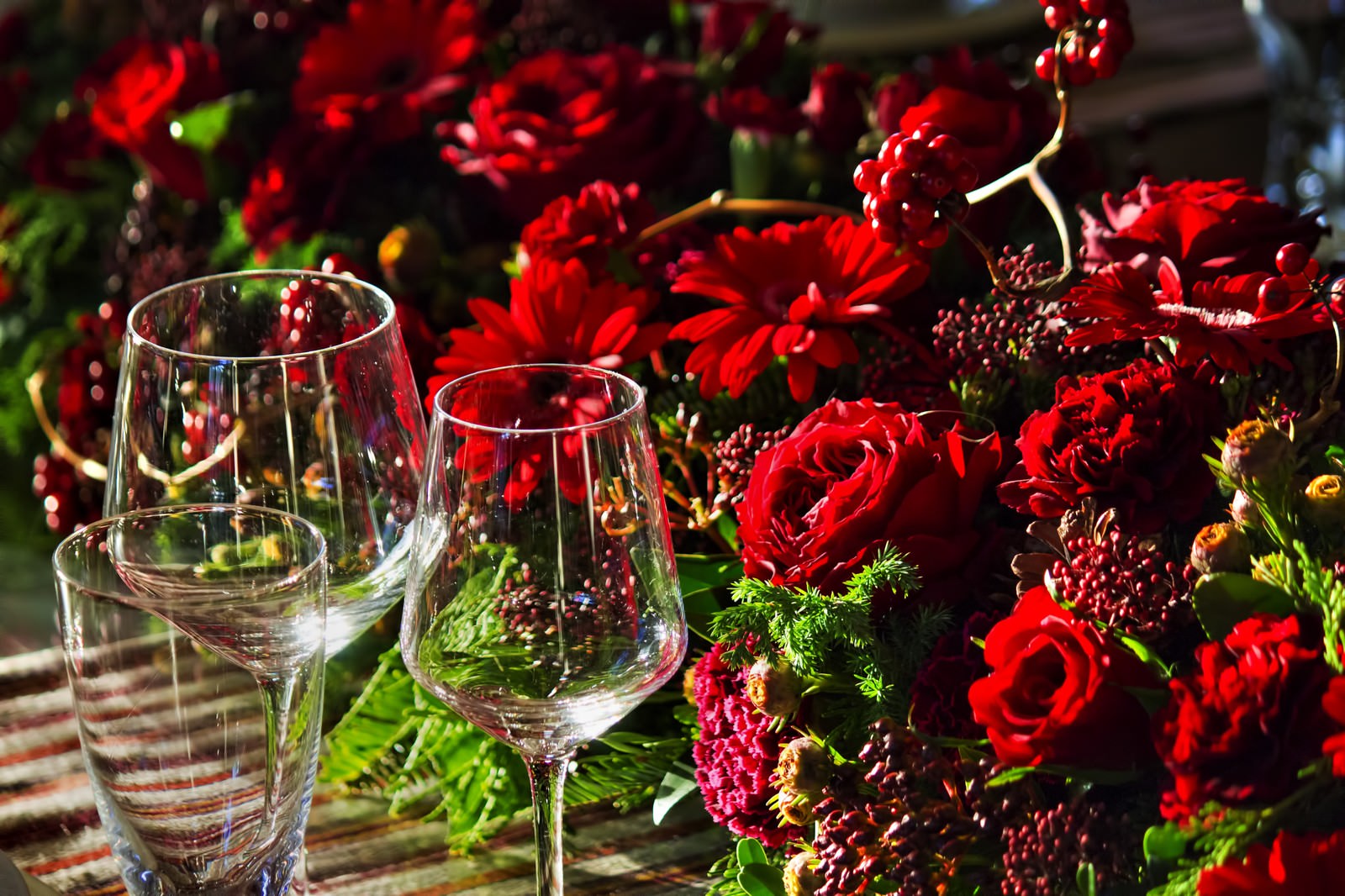 赤い薔薇とワイングラスの写真を無料ダウンロード フリー素材 ぱくたそ 赤い薔薇とワイングラスの写真を無料ダウンロード フリー素材 ぱくたそ