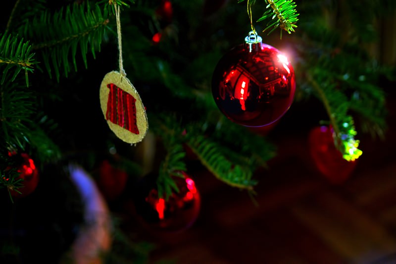 クリスマスツリーの赤い飾りの写真を無料ダウンロード フリー素材 ぱくたそ