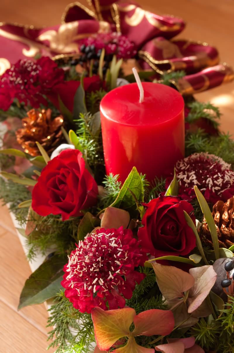 大きな赤い蝋燭と薔薇の写真 画像 を無料ダウンロード フリー素材のぱくたそ