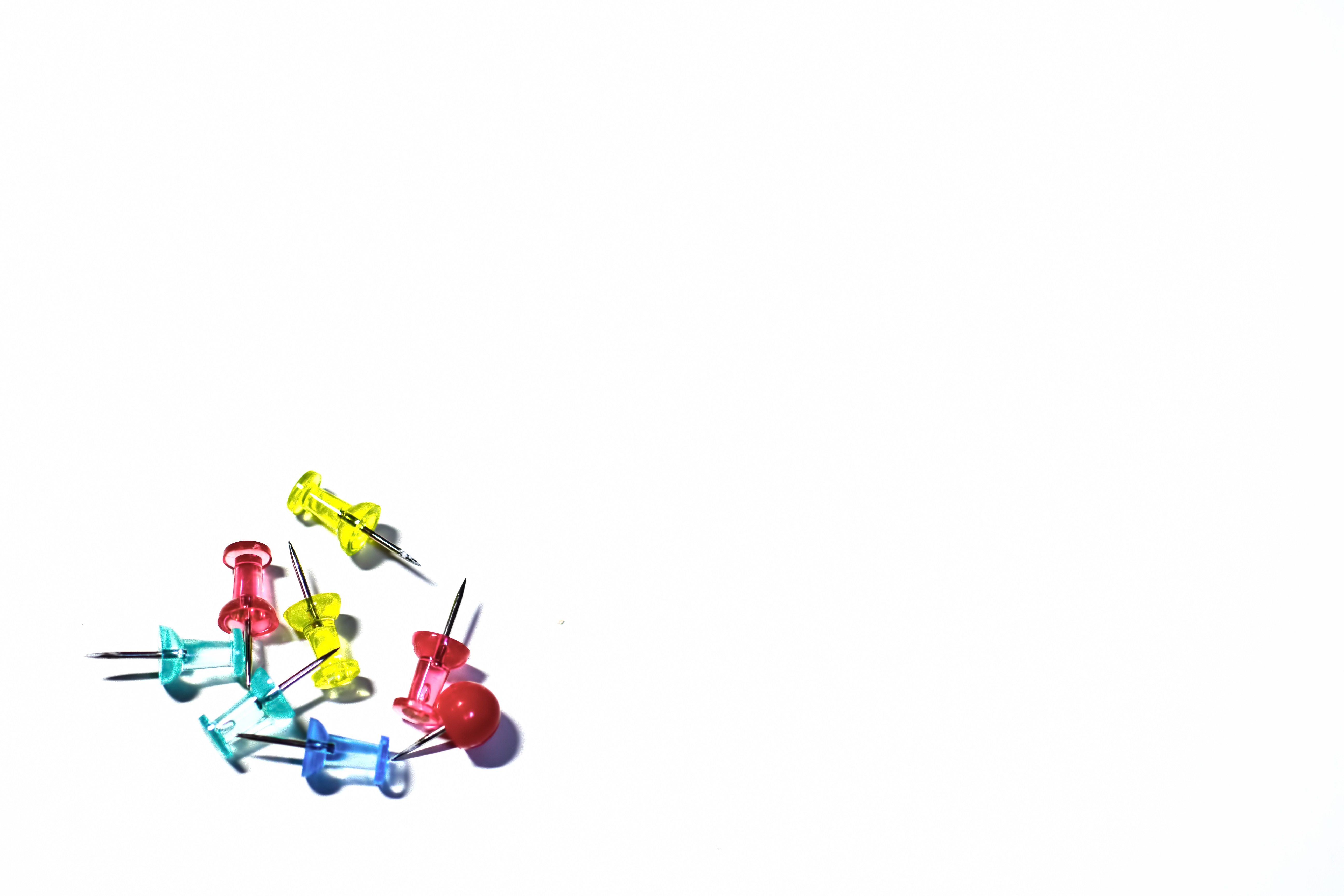 散らばった画鋲の写真を無料ダウンロード フリー素材 ぱくたそ