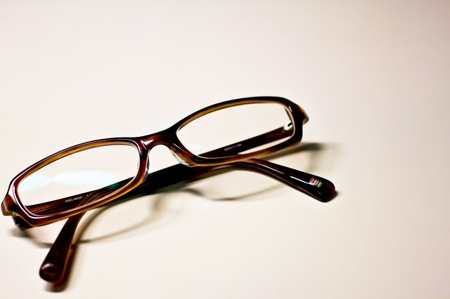 茶色いフレームの眼鏡