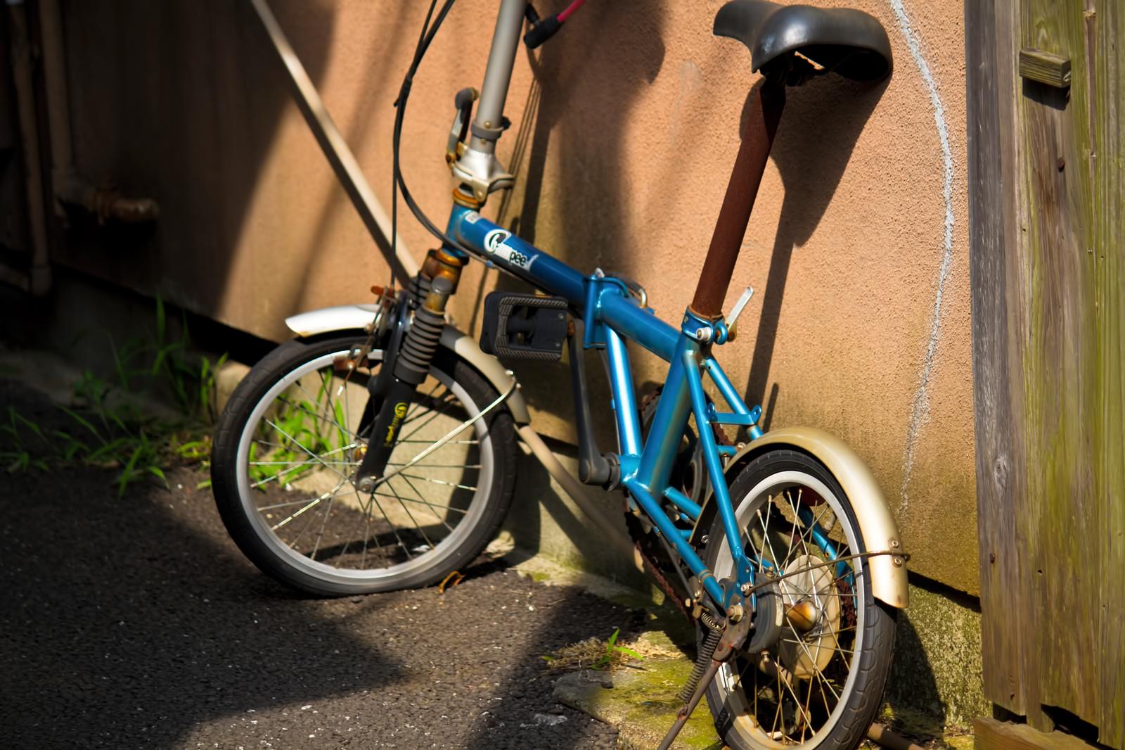 「パンクした錆びた自転車」の写真