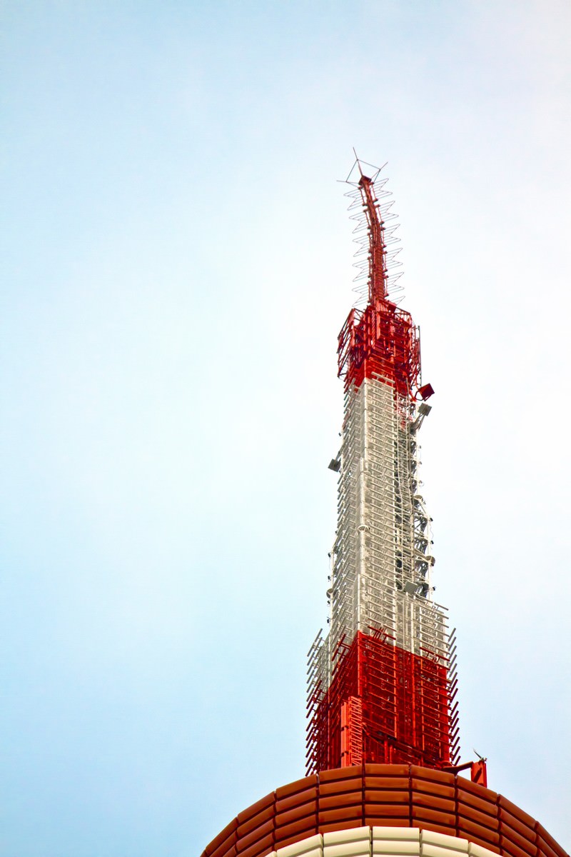 震災で曲がった東京タワーの写真 画像 フリー素材 ぱくたそ