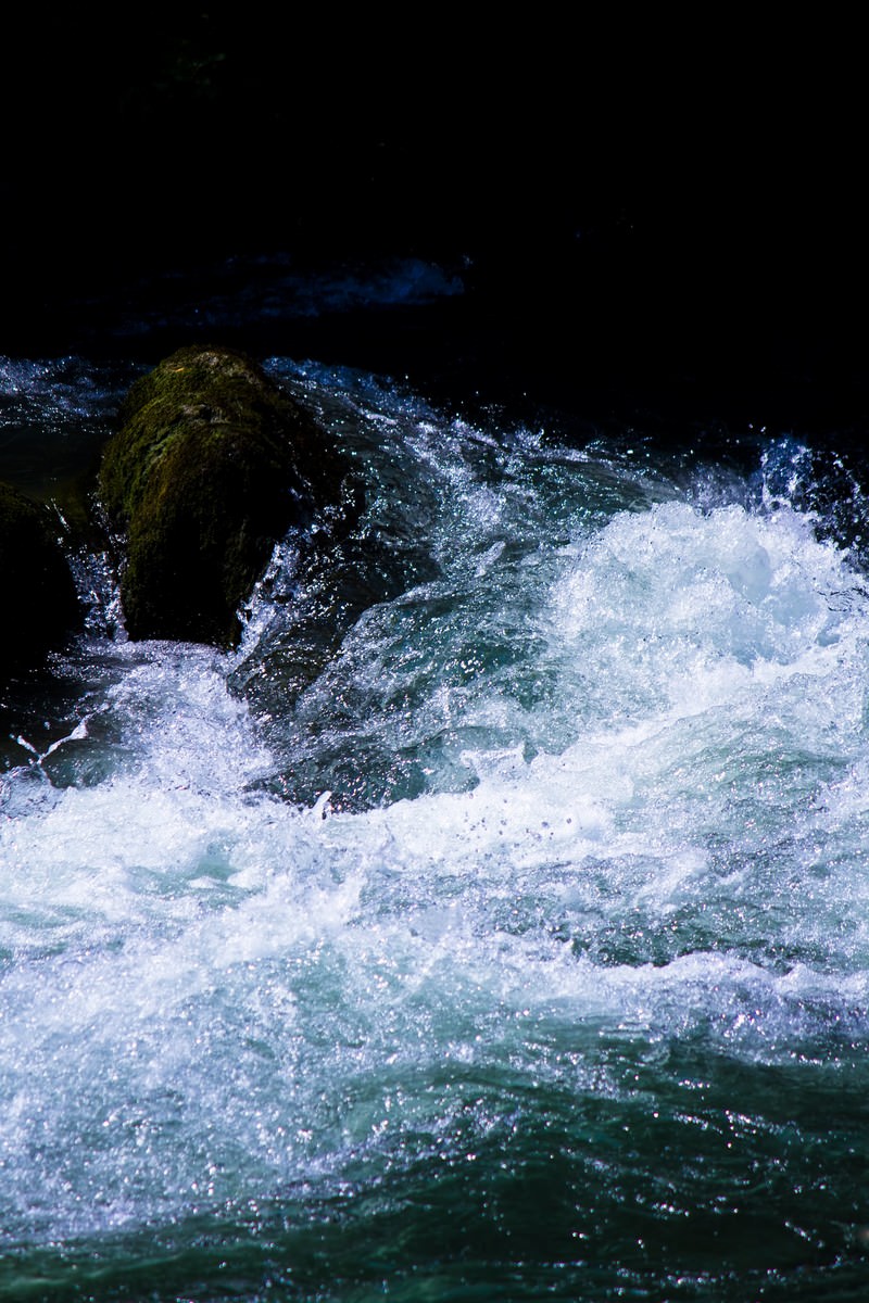 渓流の水しぶきの写真 画像 を無料ダウンロード フリー素材のぱくたそ