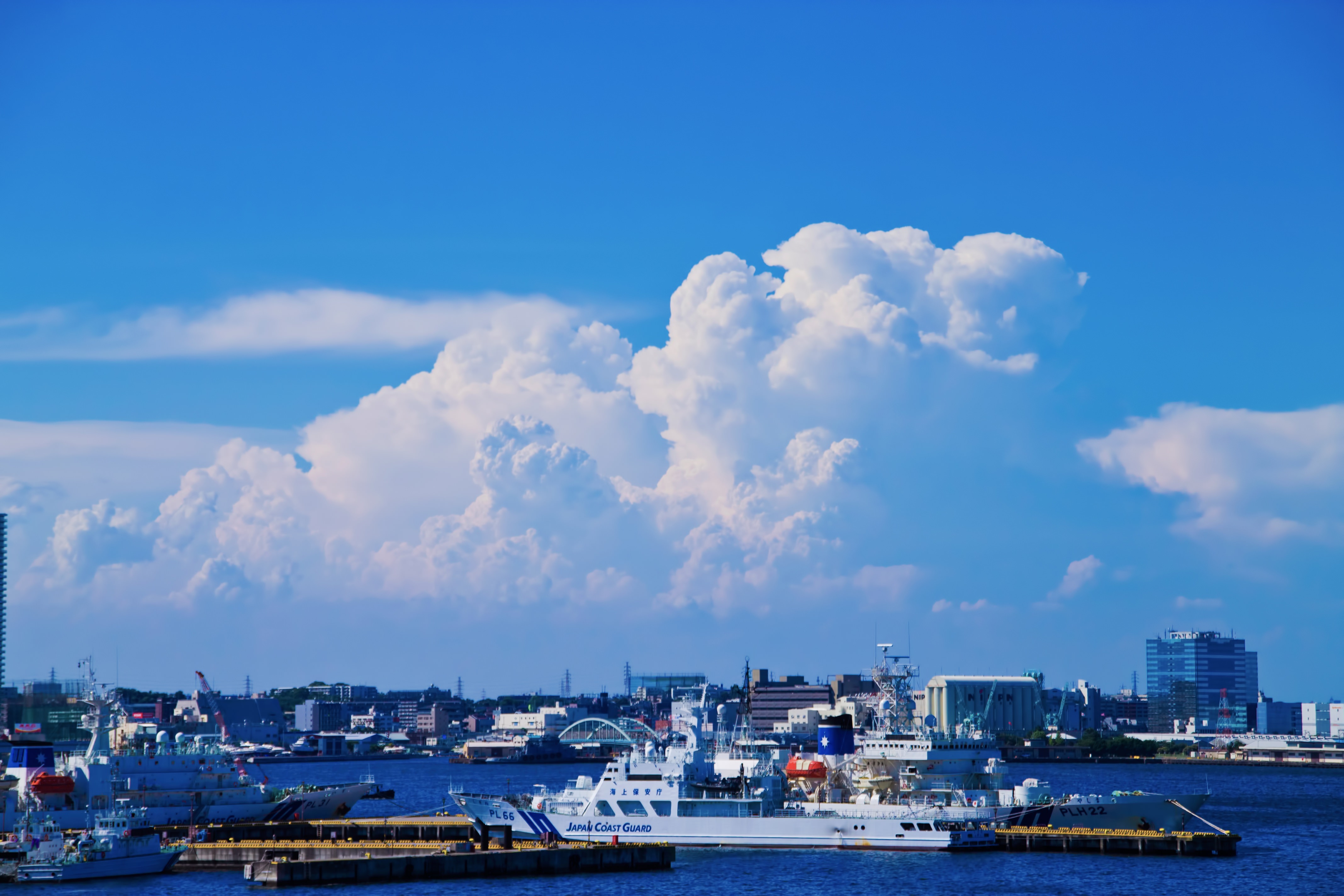 大きな入道雲と港の写真 画像 フリー素材 ぱくたそ