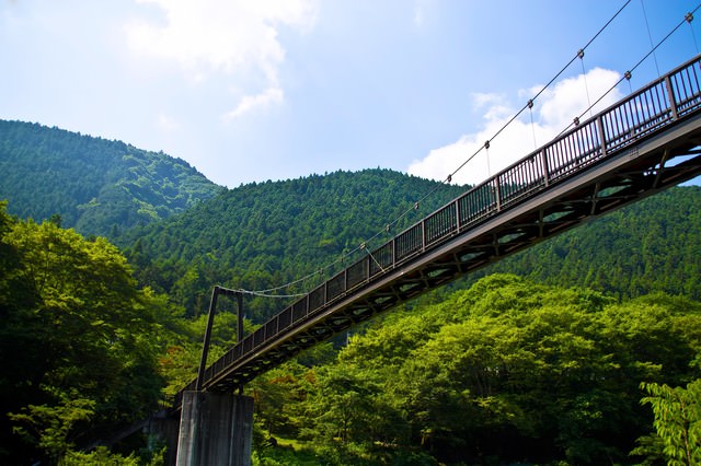 「夏の山と架橋」のフリー写真素材