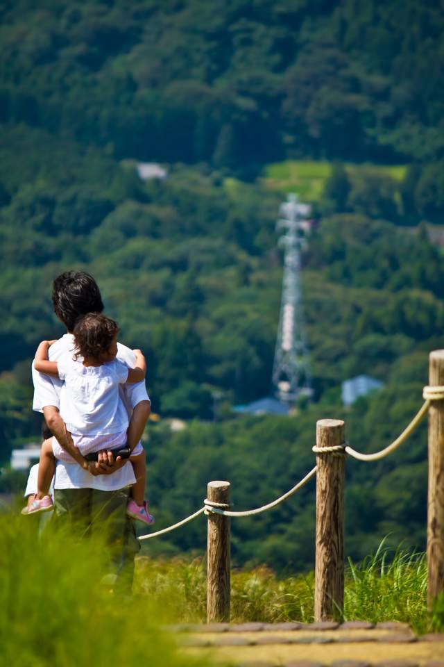 子供をおんぶする父