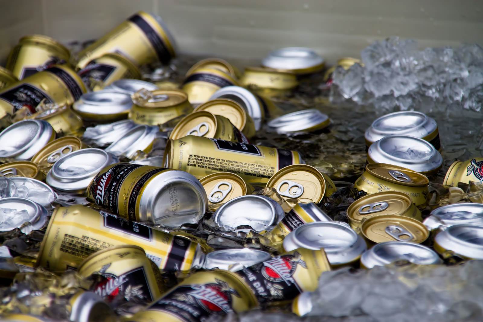 「氷でキンキンに冷やされたビール | フリー素材のぱくたそ」の写真