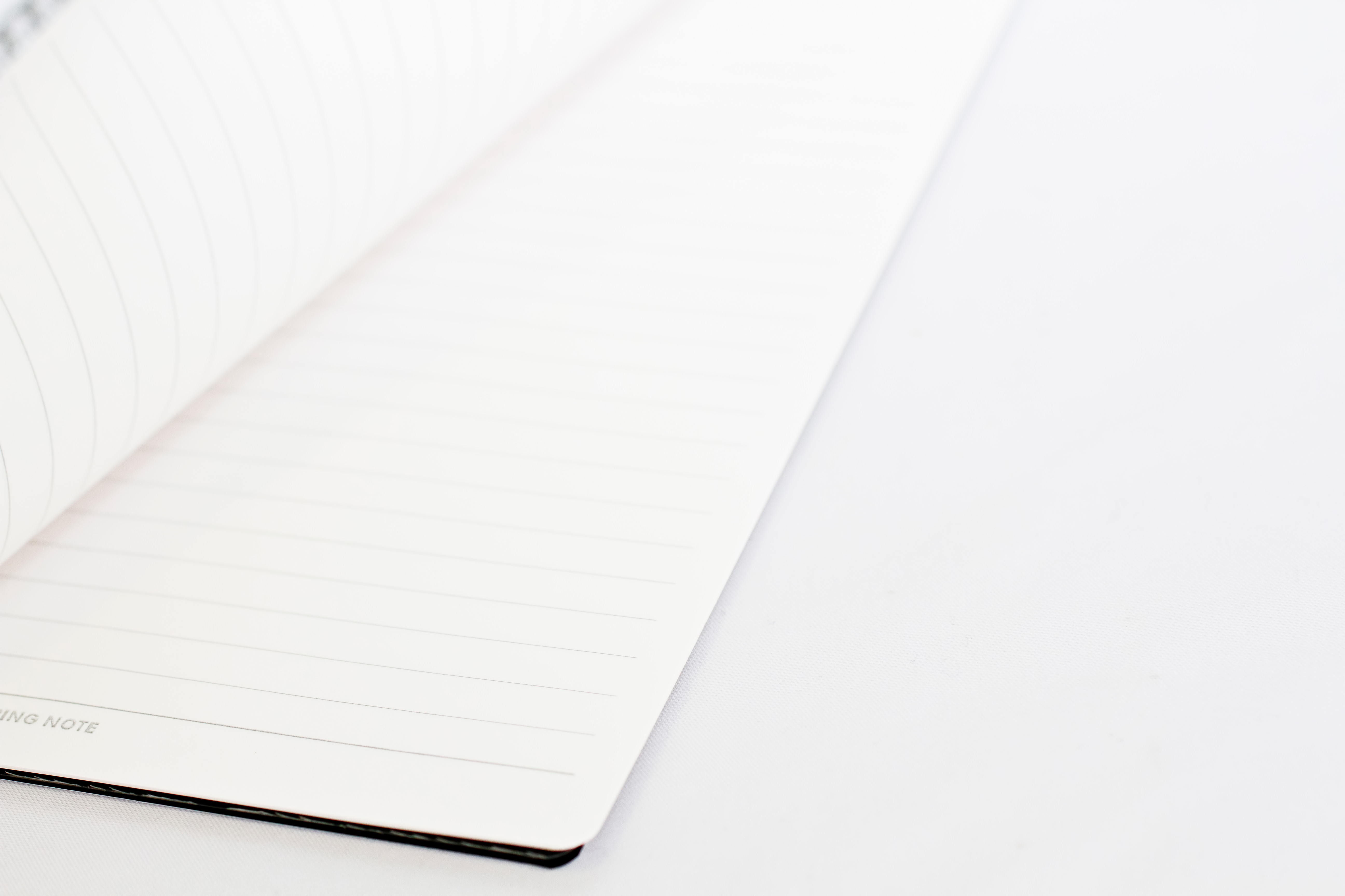 ページを開かれるノートの写真を無料ダウンロード フリー素材 ぱくたそ