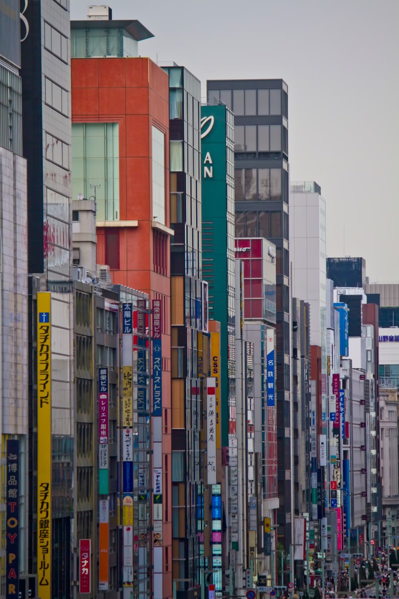 「新橋の駅前のビル | フリー素材のぱくたそ」の写真