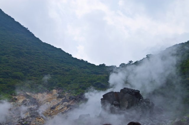 水蒸気が立ち上る大涌谷