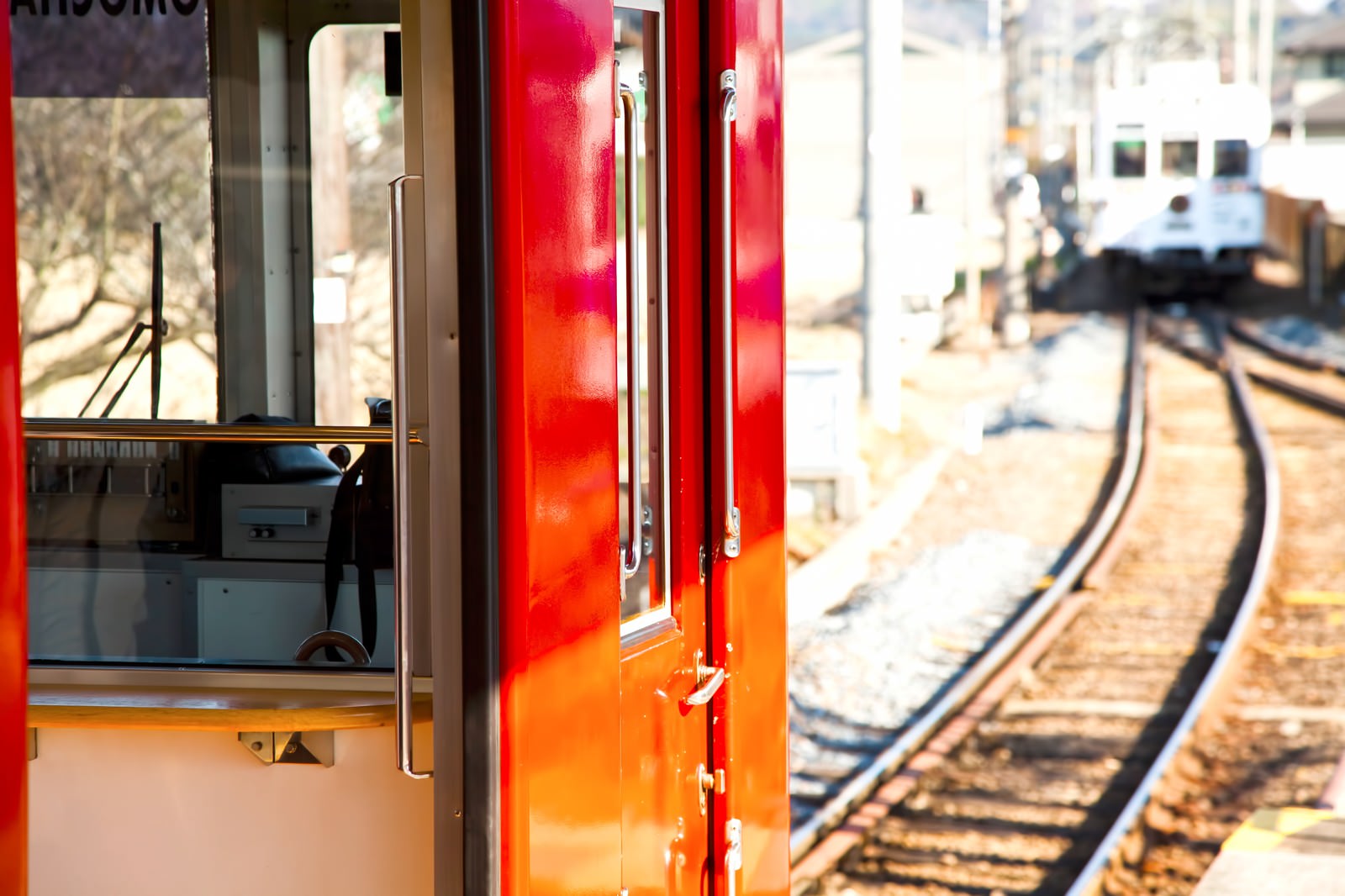 「赤い電車と線路 | フリー素材のぱくたそ」の写真