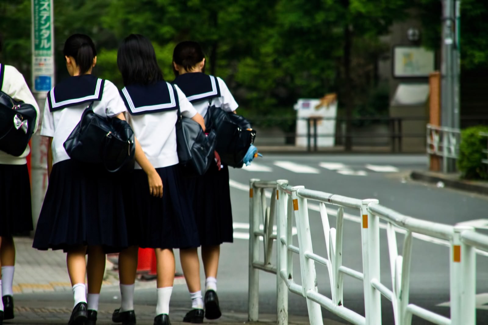 「下校中の女子中学生」