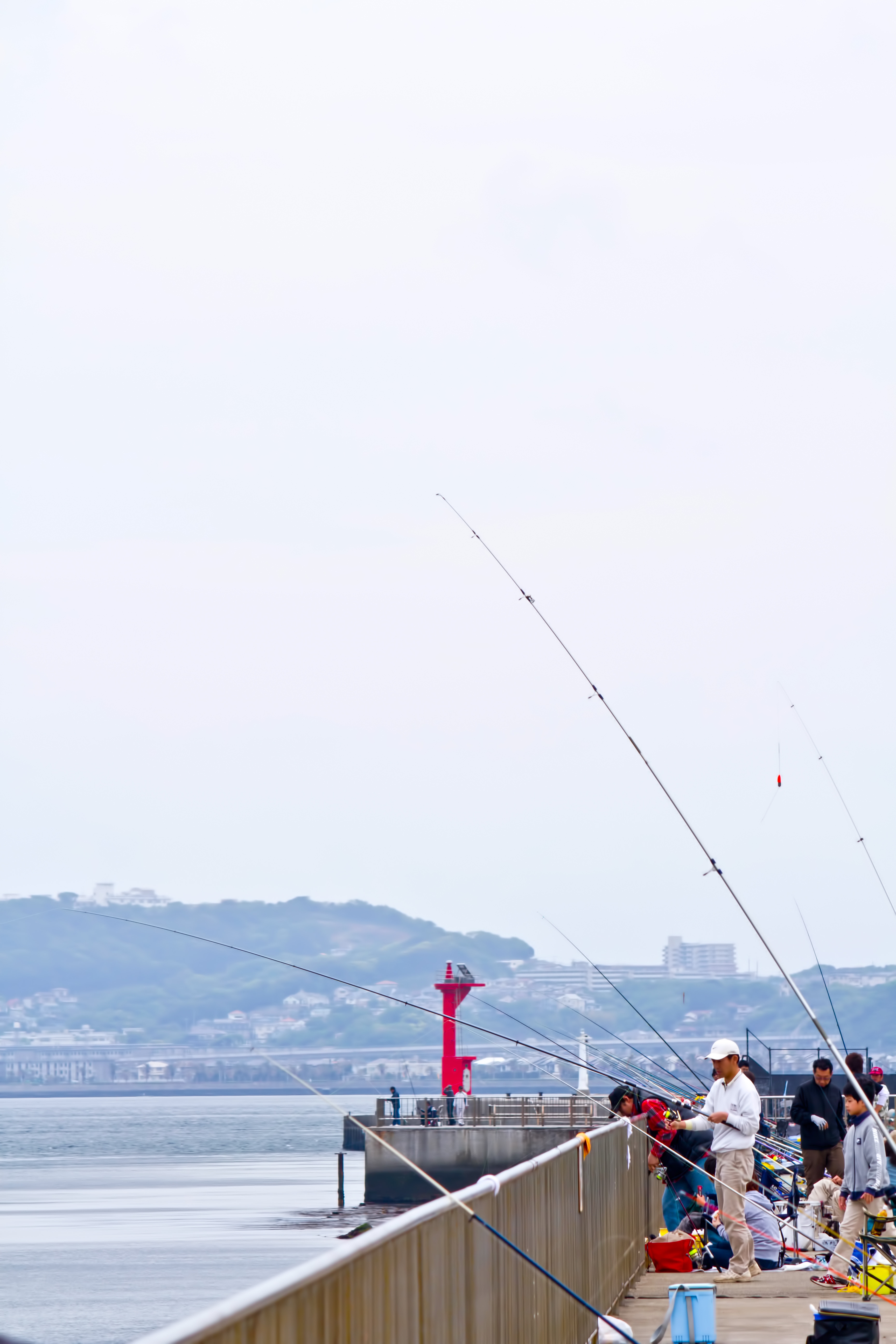 埠頭の釣り人達の写真素材 ぱくたそ