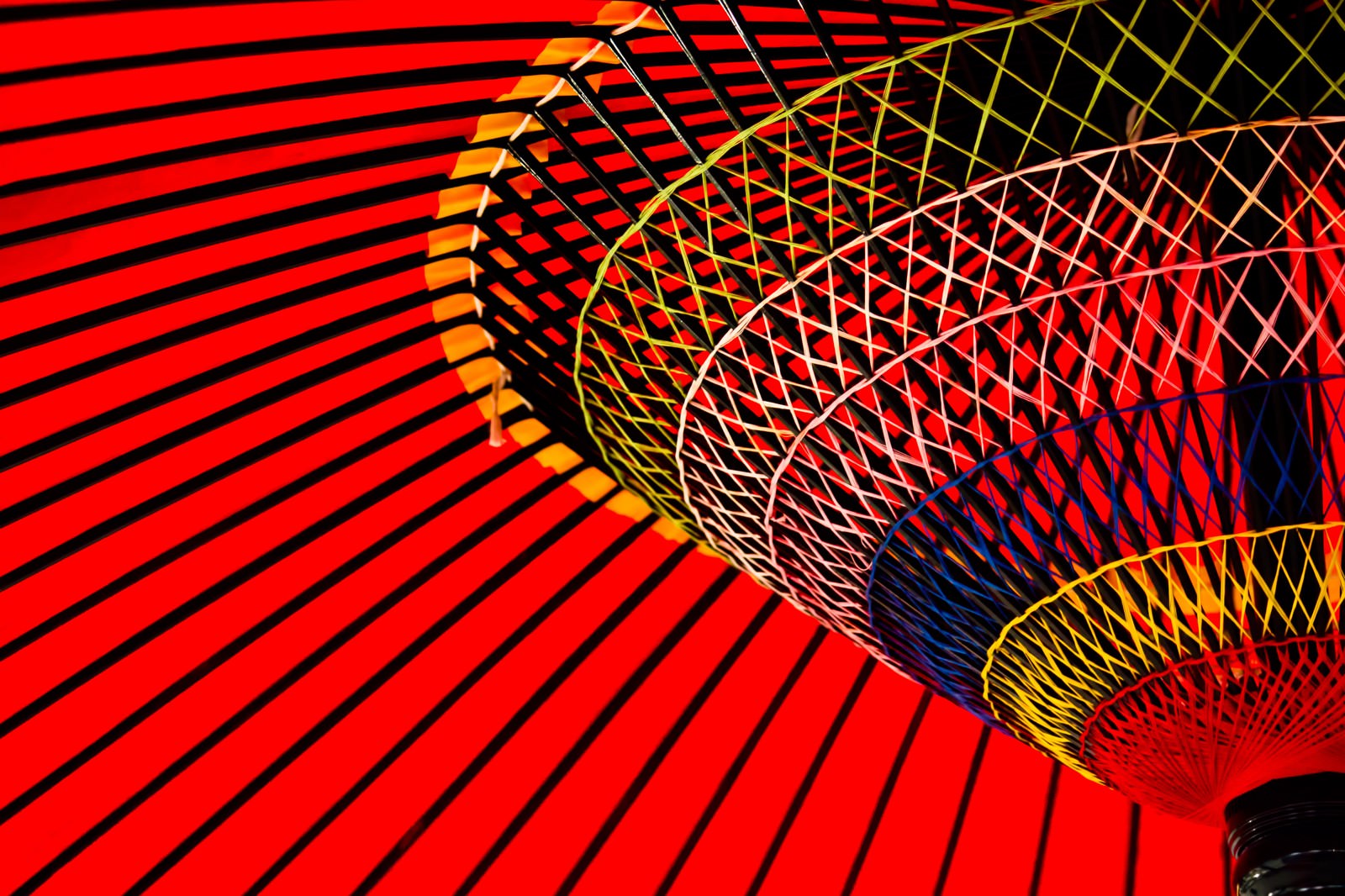 鮮やかな紅い傘の写真を無料ダウンロード フリー素材 ぱくたそ