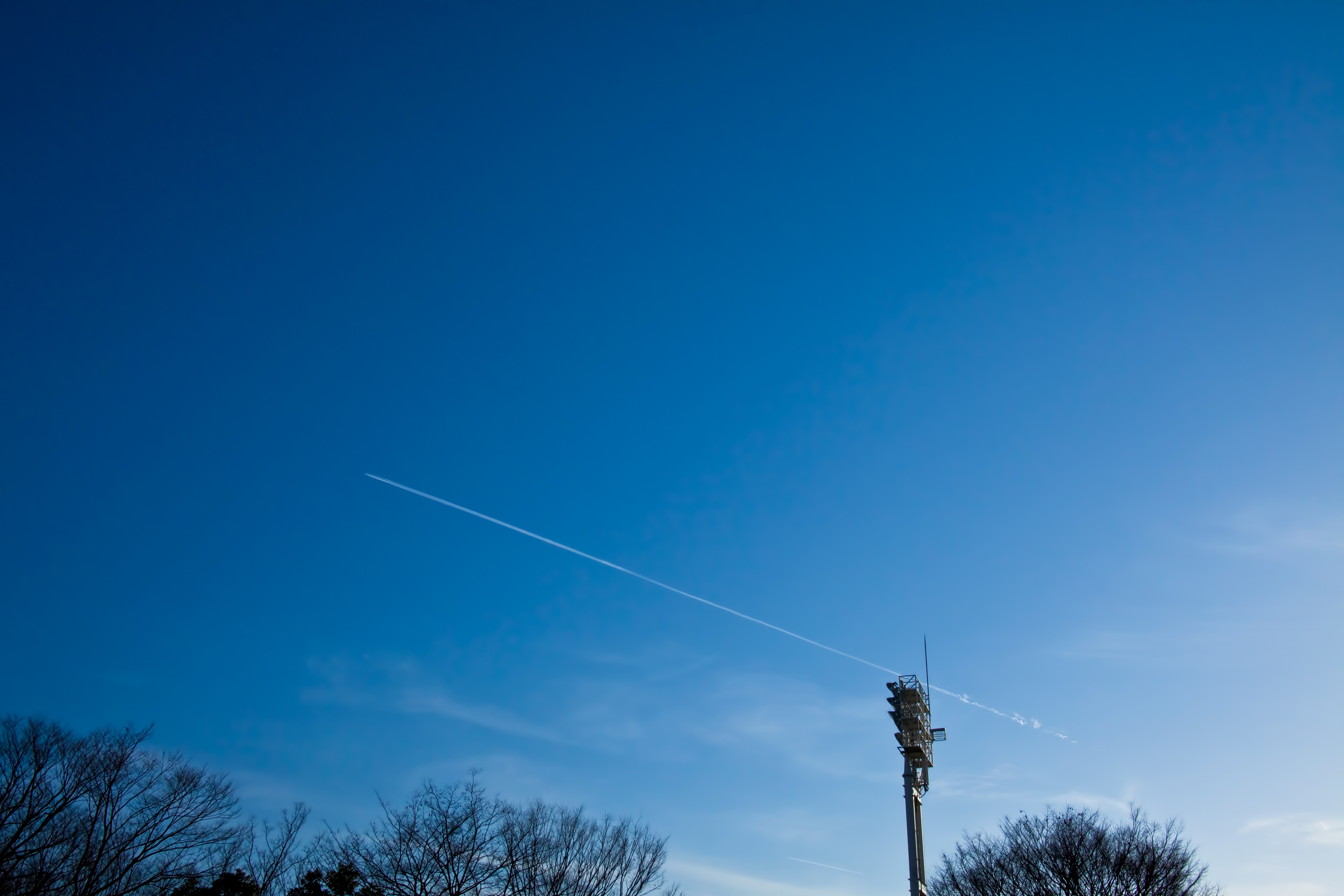 青空に伸びる飛行機雲の写真 画像 フリー素材 ぱくたそ