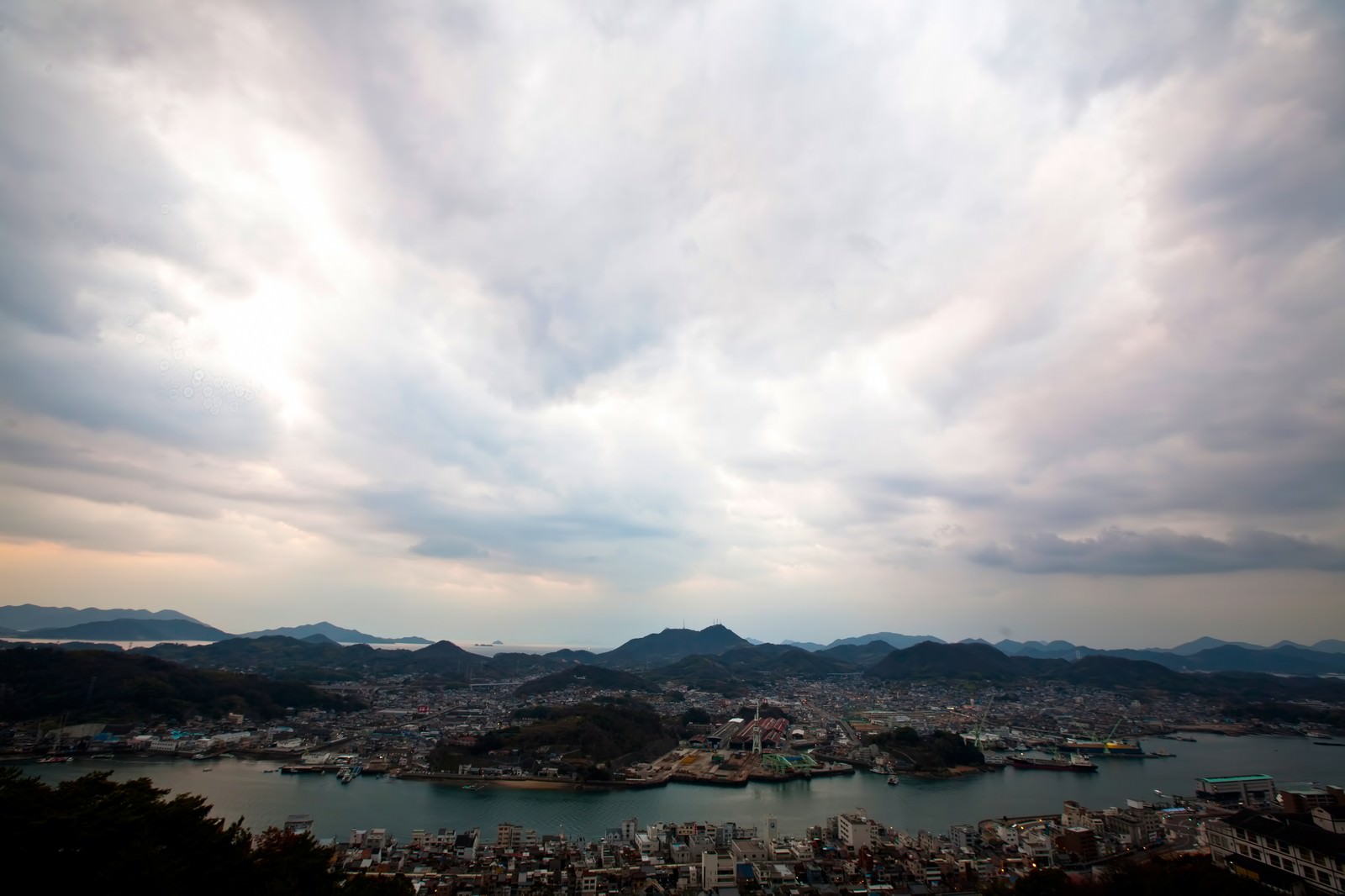 「尾道の街並みと空 | ぱくたそフリー素材」の写真