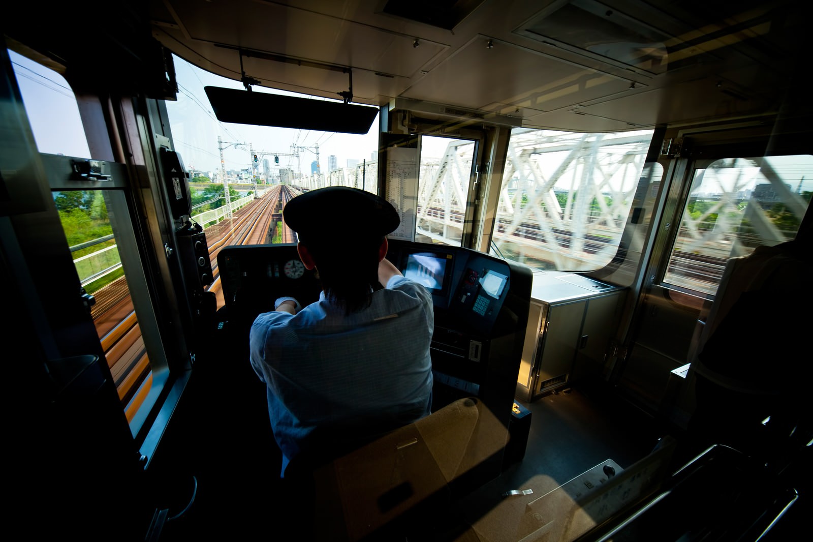 電車を運転中の車掌の写真 画像 を無料ダウンロード フリー素材のぱくたそ 電車を運転中の車掌の写真 画像 を無料ダウンロード フリー素材のぱくたそ