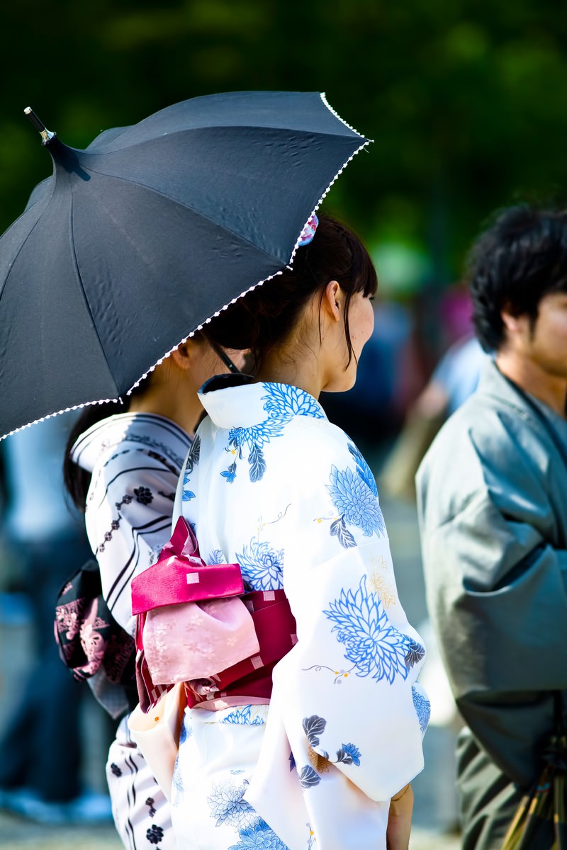 日傘をさす浴衣の女性｜ぱくたそフリー素材