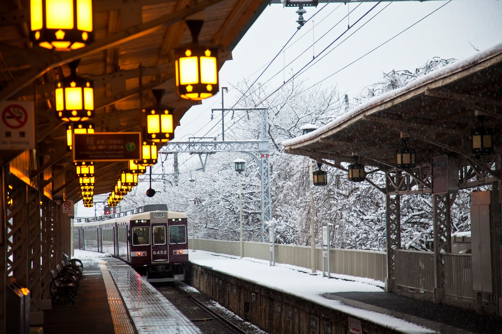 雪の中を通過する電車の写真を無料ダウンロード フリー素材 ぱくたそ