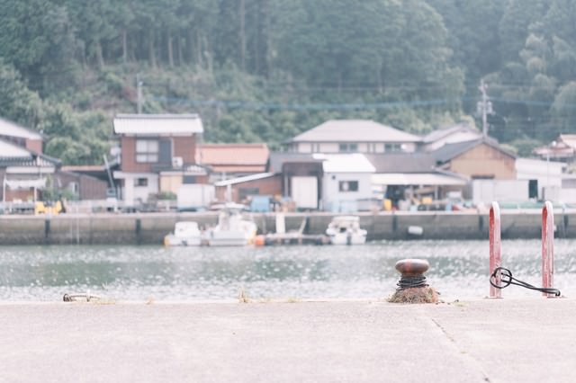 「佐賀県伊万里市の波多津港と街並み」のフリー写真素材