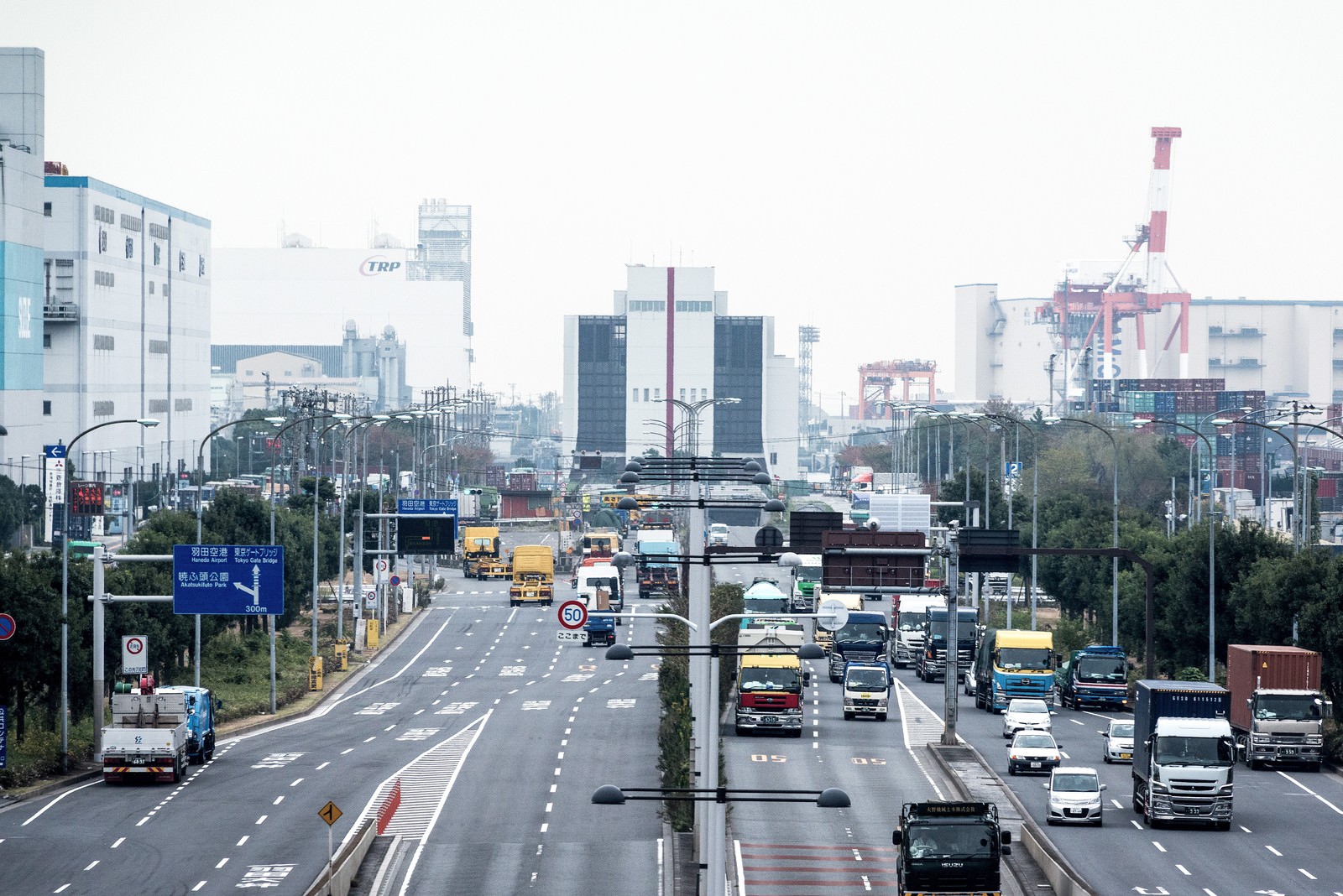 大型車が往来する幹線道路の写真 画像 を無料ダウンロード フリー素材のぱくたそ 大型車が往来する幹線道路の写真 画像 を無料ダウンロード フリー素材のぱくたそ