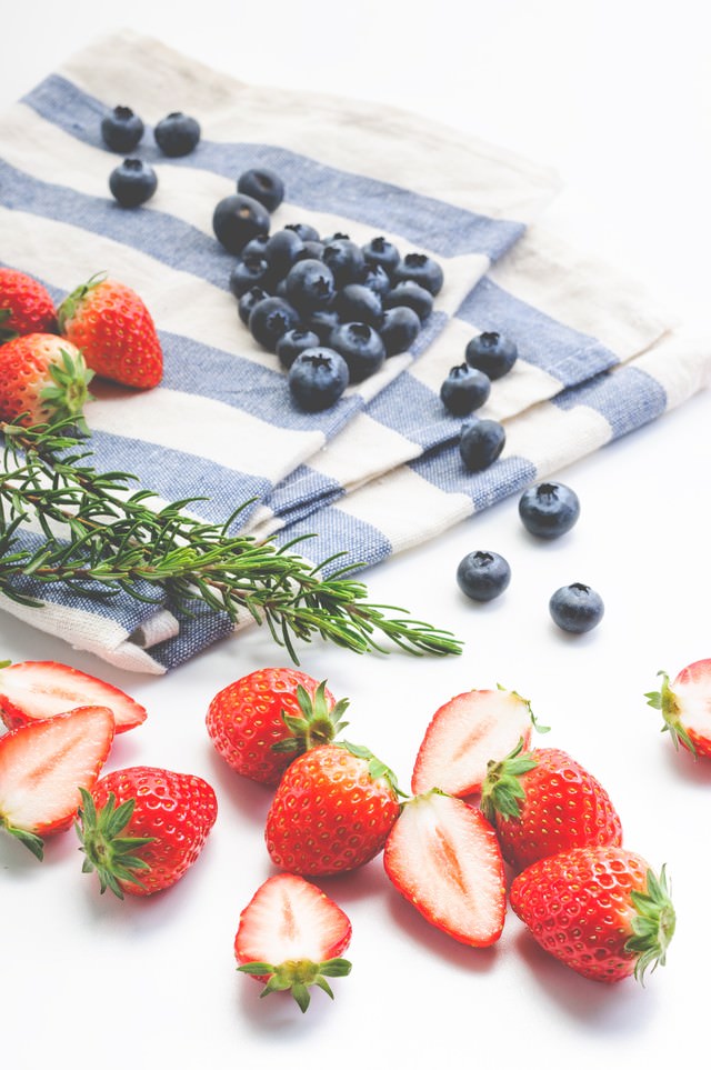 イチゴとブルーベリーの果物の写真 フリー素材は ぱくたそ 写真を無料ダウンロード