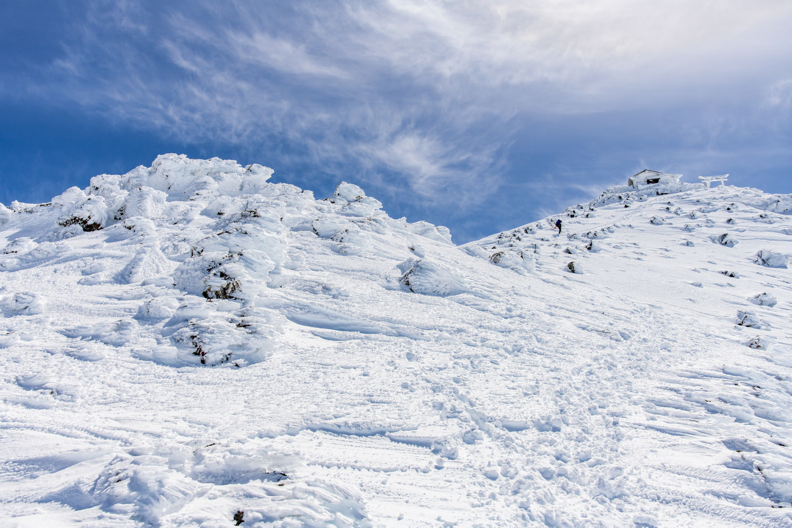 「冬の乗鞍岳山頂を目指す登山者 | フリー素材のぱくたそ」の写真