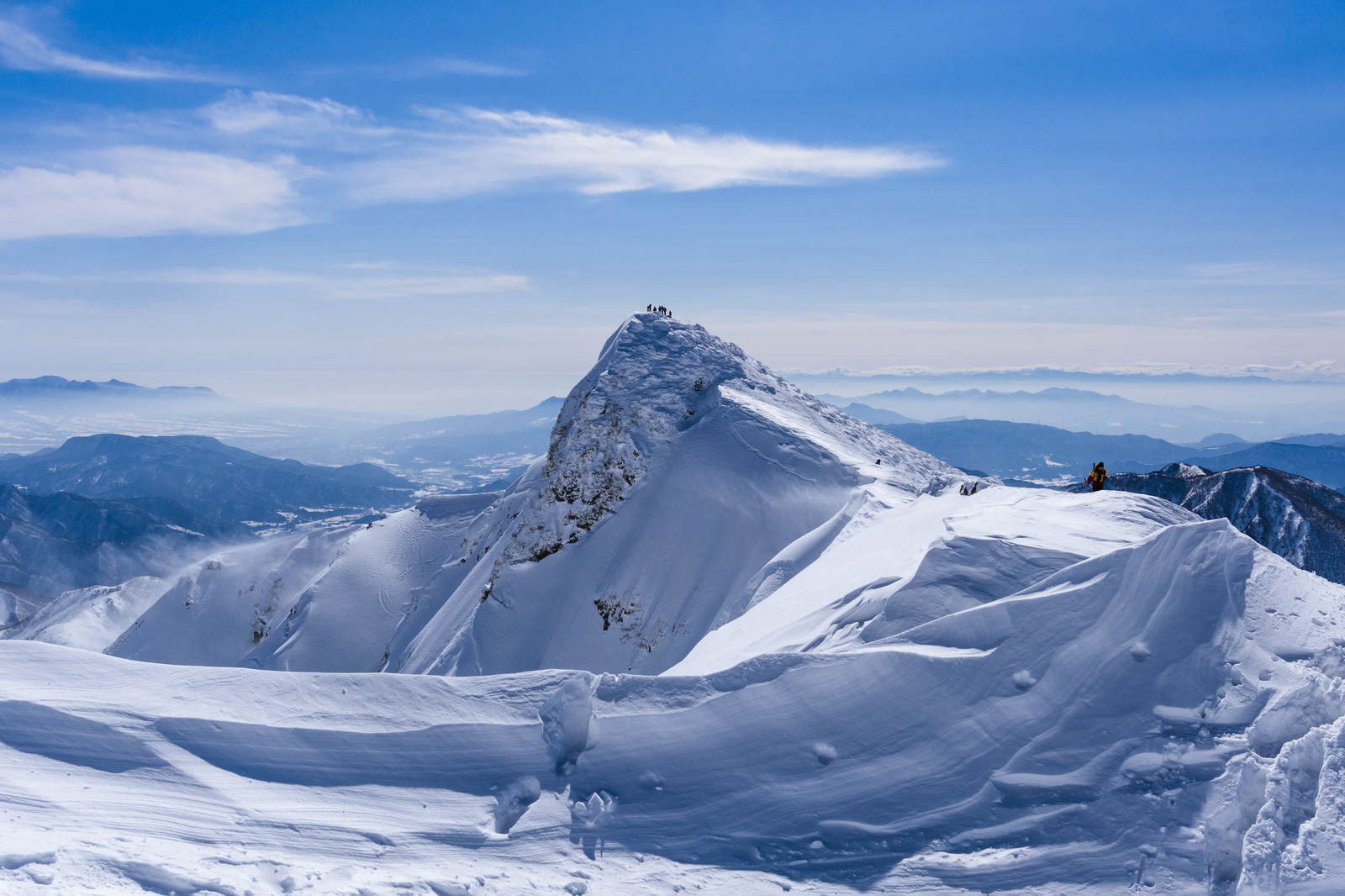 「登山道から眺める積雪のトマの耳（谷川岳）」の写真