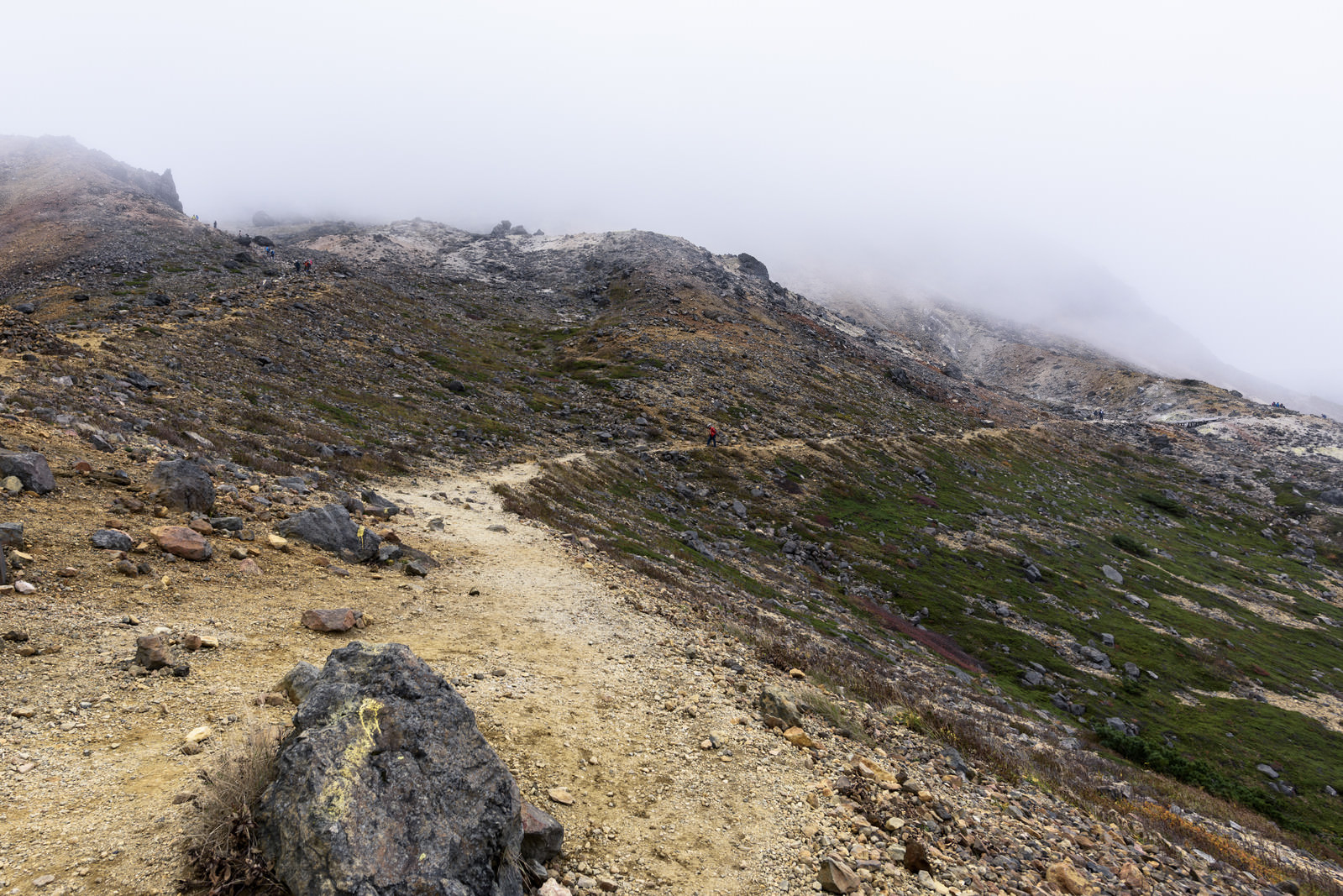 「硫黄の香りが漂う那須岳中腹の登山道」の写真