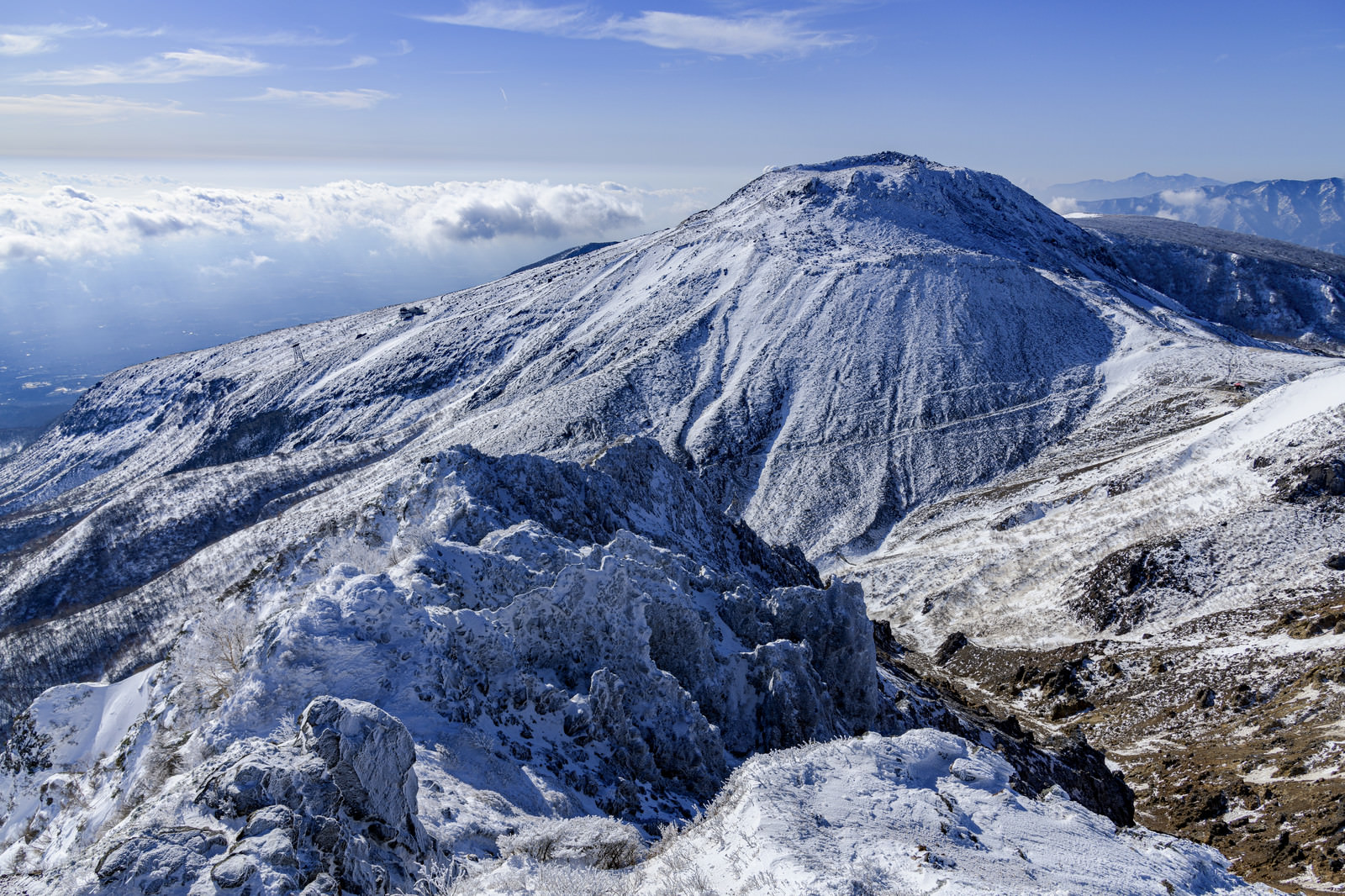 「那須朝日岳から見る那須茶臼岳（那須岳） | フリー素材のぱくたそ」の写真