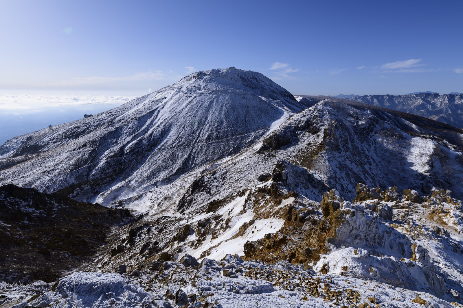「那須朝日岳中腹から見る那須茶臼岳（ちゃうすだけ） | フリー素材のぱくたそ」の写真
