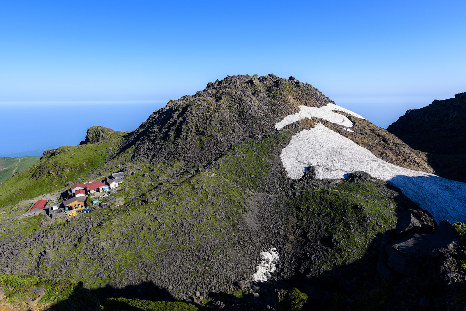 快晴の鳥海山山頂の写真素材 ぱくたそ 快晴の鳥海山山頂の写真素材 ぱくたそ