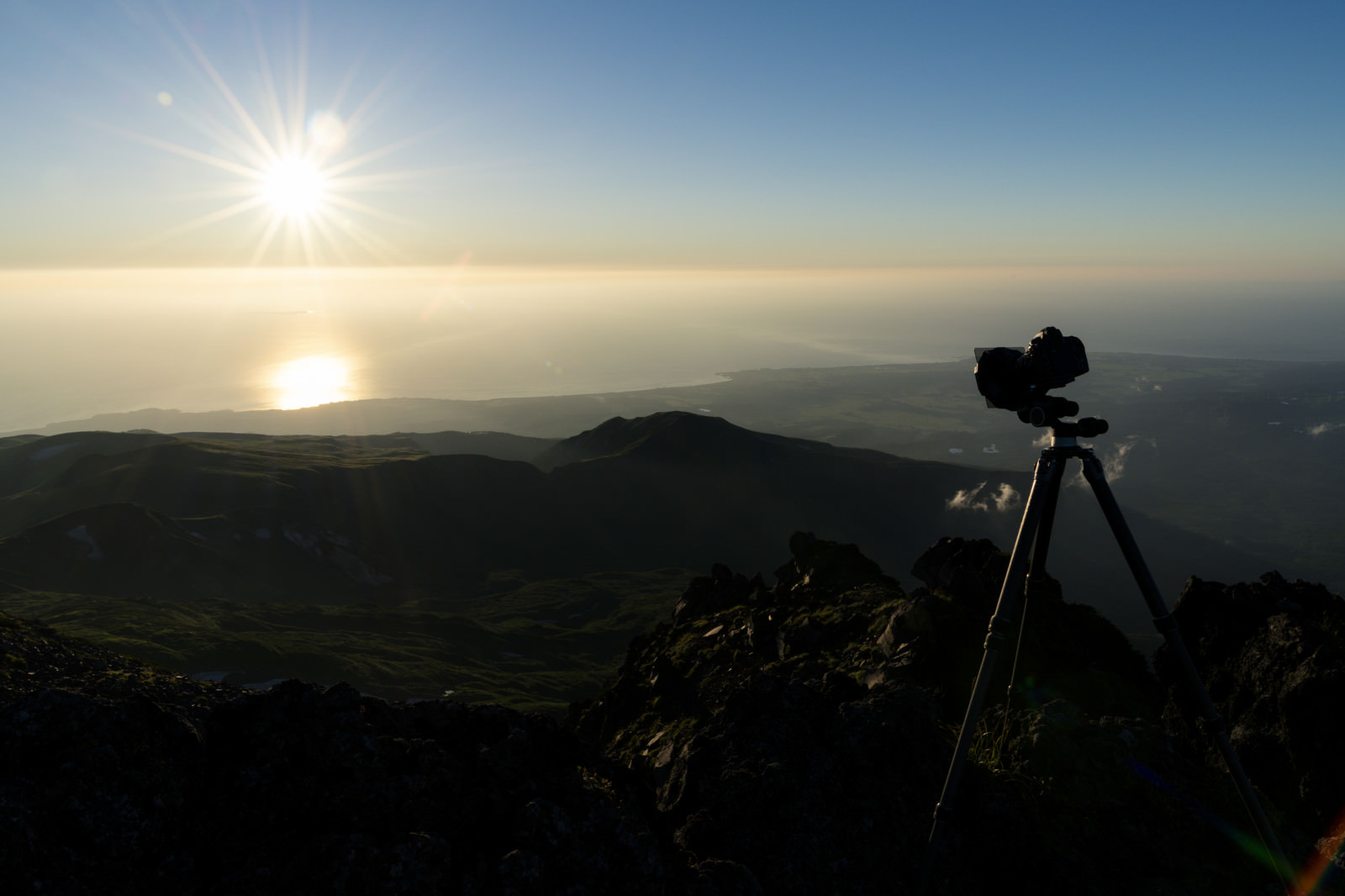 「鳥海山外輪で撮影を行う三脚とカメラ」の写真