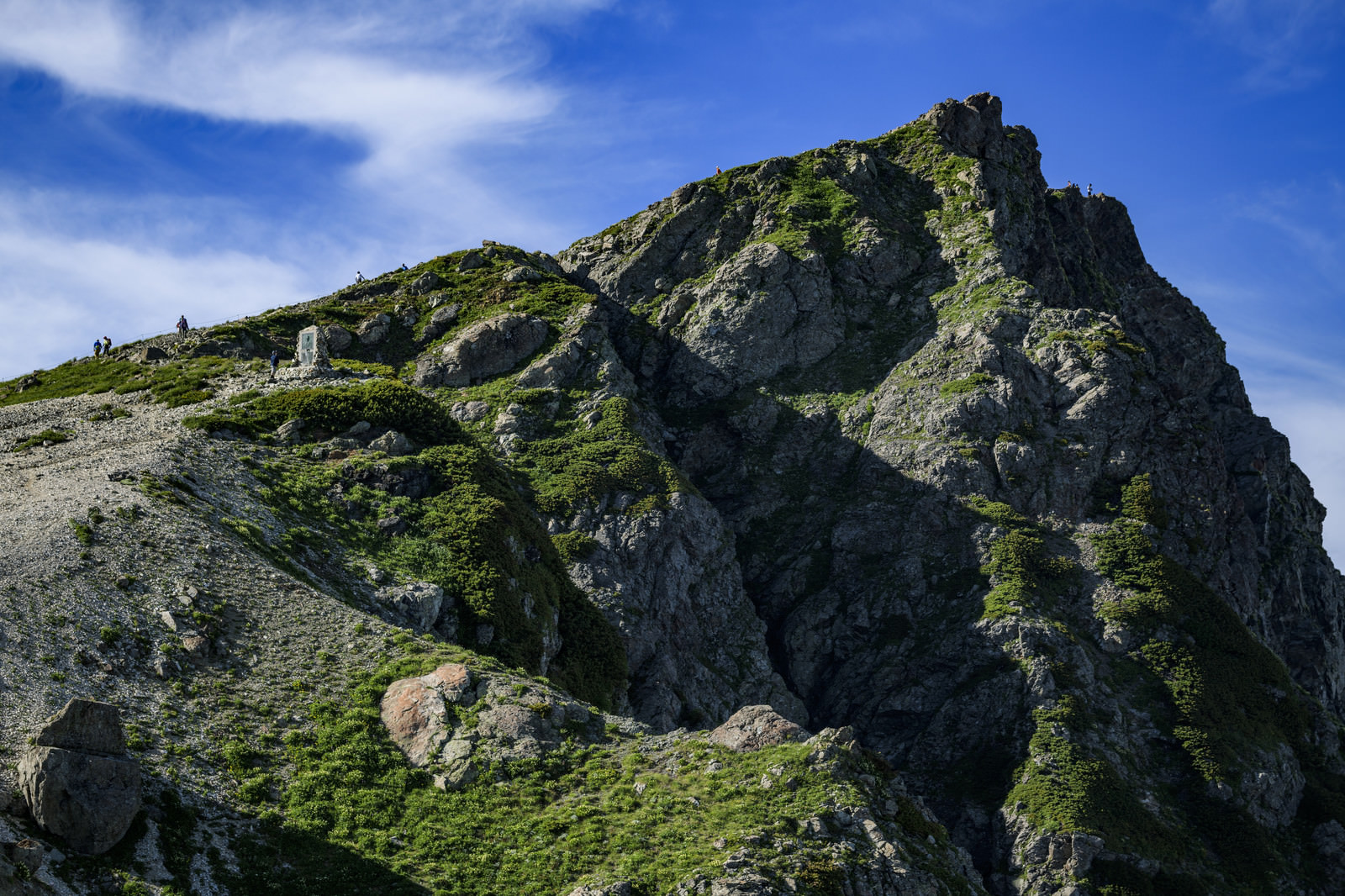 「白馬岳山頂の岩肌 | フリー素材のぱくたそ」の写真