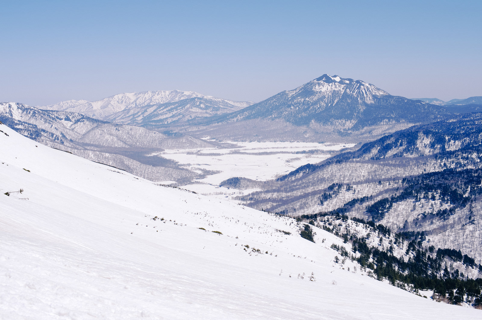 雪に閉ざされた尾瀬と燧ヶ岳 ひうちがたけ の写真素材 ぱくたそ