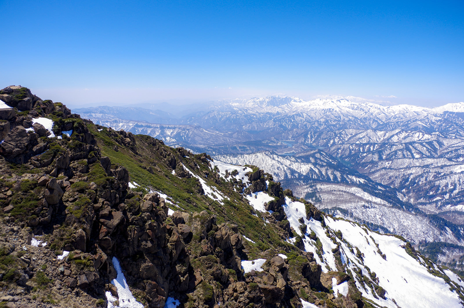 「雪解けを迎える至仏山と上越の山々」の写真