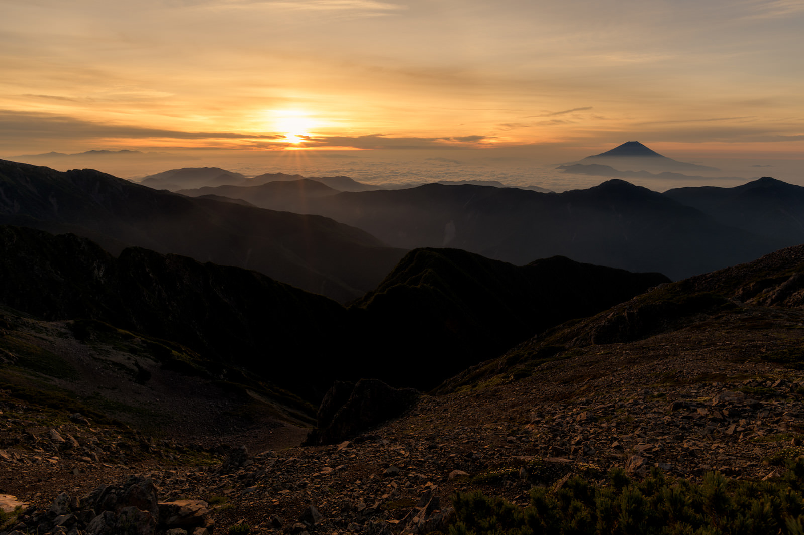 「赤石岳山頂から拝むご来光と富士山（南アルプス）」の写真