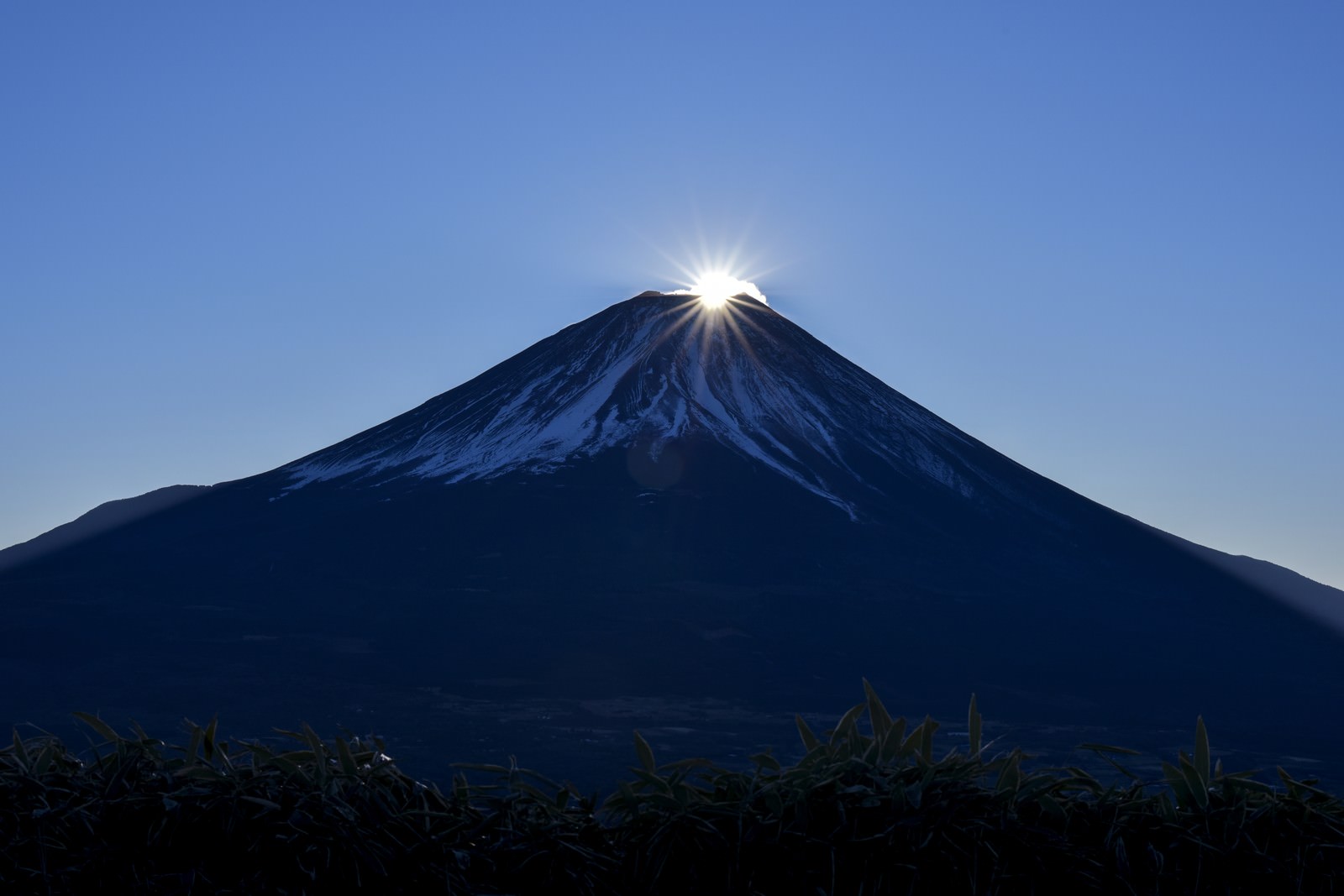 山頂に登り始めた太陽 富士山 の写真素材 ぱくたそ