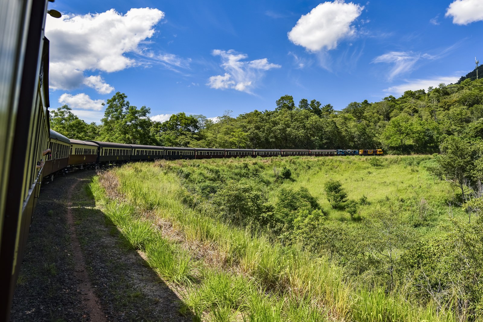 「キュランダ鉄道のカーブ」の写真