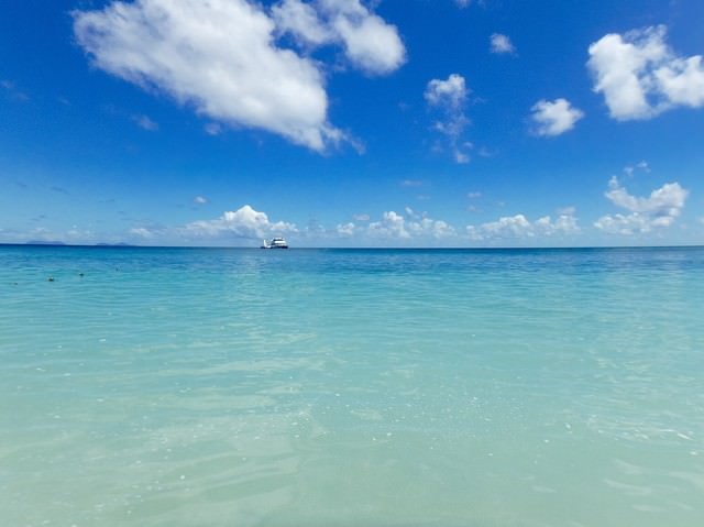 真っ青な海に浮かぶクルーザーの写真 画像 フリー素材 ぱくたそ