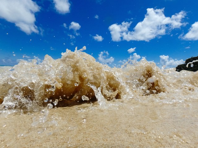 砂浜に打ち上げるさざ波と水しぶきの無料の写真素材 フリー素材 をダウンロード ぱくたそ