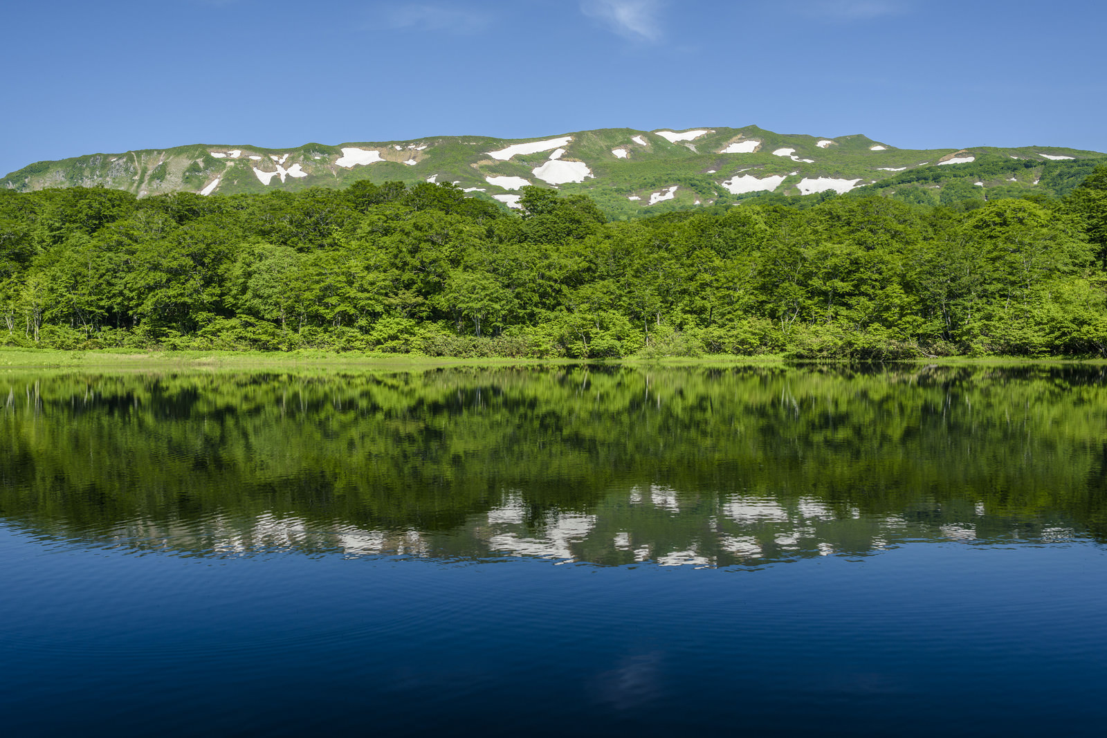 湖に写る焼石岳 奥羽山脈 の写真素材 ぱくたそ