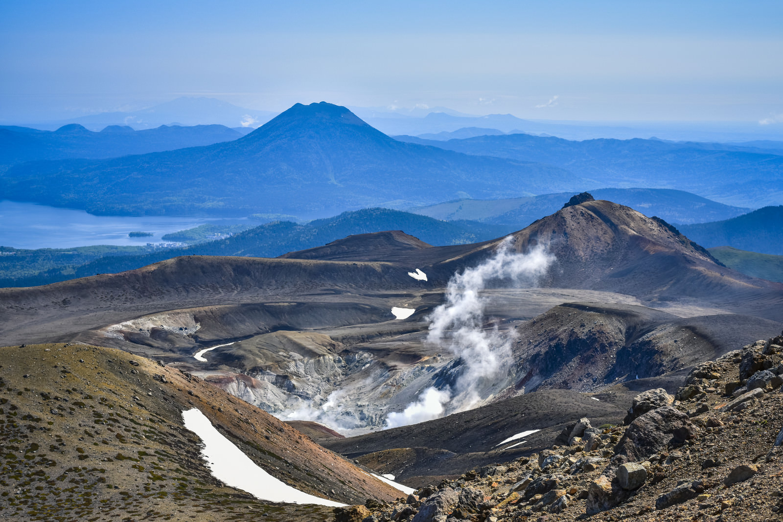 噴煙吹き上げる雌阿寒岳と雄阿寒岳の写真を無料ダウンロード フリー素材 ぱくたそ