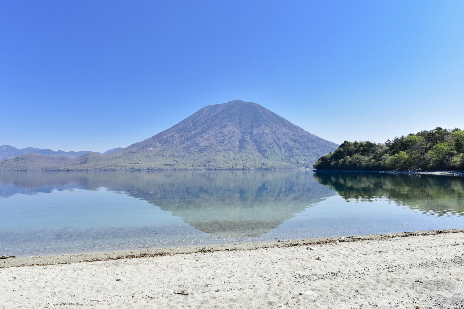 「砂浜の向こうに浮かぶ男体山（栃木県日光市）」の写真