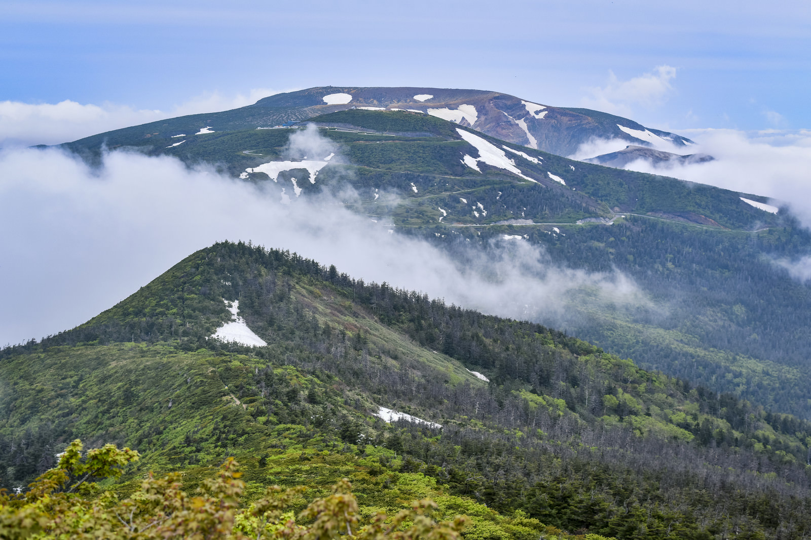 雲を纏う蔵王の山々の写真素材 ぱくたそ